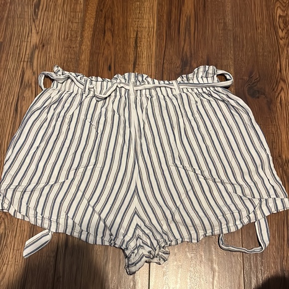 ✨3/25 high rise shorts - Picture 5 of 6